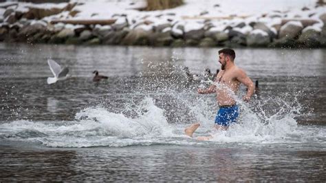 Polar plunge: Here are the benefits and risks of a winter swim ...