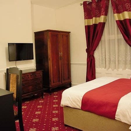 Crown Lodge Guest House Reading: 4 star Hotel with a Minimum Price 96. ...