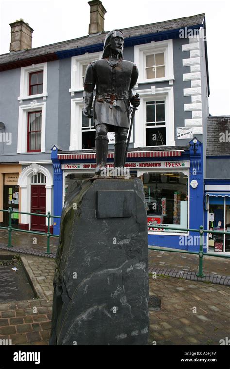 Owain Glyndwr Statue in Corwen, Wales Stock Photo - Alamy