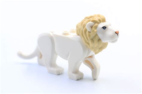 Closer look at LEGO CITY's new-for-2021 animals, including lions, elephants and more