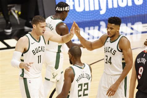 Milwaukee Bucks: Starting lineup beginning to mesh on both ends