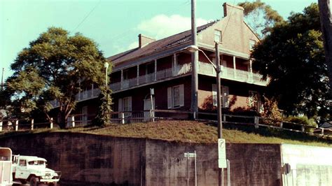 Windsor NSW: 1840s guesthouse (1985) | Australia travel, Old town, Building