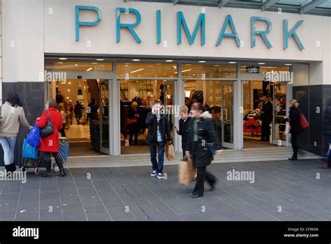 Shoppers liverpool primark store hi-res stock photography and images ...