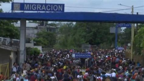 Video Caravan of thousands of migrants push deeper into Mexico - ABC News