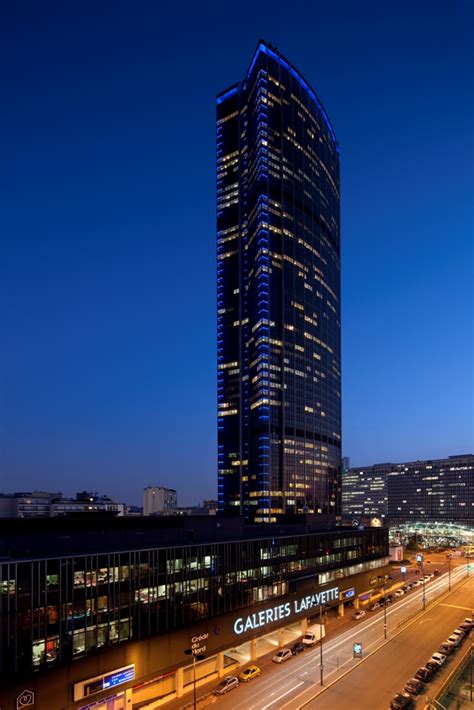 The new light of the Montparnasse Tower unveiled on the first night of Spring