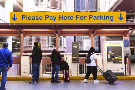 Harry Reid airport employees fight plan to free up more public parking | Tourism | Business