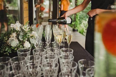People cheering with champagne glasses on a summer day in the forest - Creative Commons Bilder