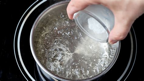 The Optical Illusion Behind Salting Boiling Water