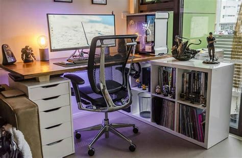 floating table top makes the desk look lighter | Gaming desk, Room ...