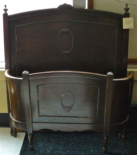 Curved Footboard Antique Bed - HOYOGG