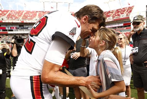 Tom Brady trae niños a Miami antaño del huracán Ian