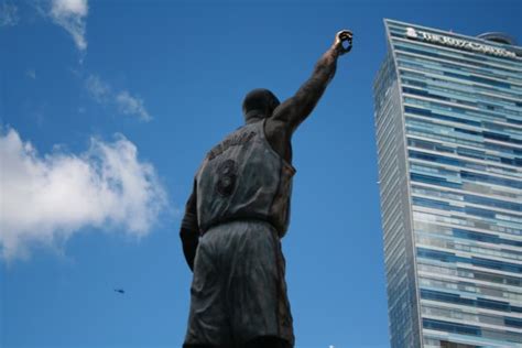 Fans Catch Their First Glimpse of the New Kobe Bryant Statue - LAmag