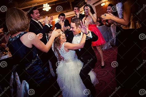 Wedding party dance editorial photography. Image of wedding - 154428137