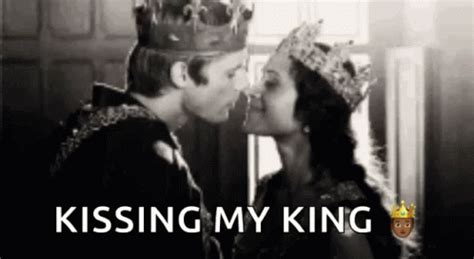 King Queen Kiss Crown Kiss GIF - King Queen Kiss Crown Kiss Kiss Her - Discover & Share GIFs