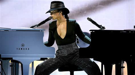 Alicia Keys Wows at the Grammys With Dual Piano Flex (VIDEO)