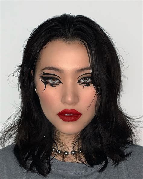 ᴄɢ on Twitter in 2021 | Edgy makeup, Graphic makeup, No eyeliner makeup