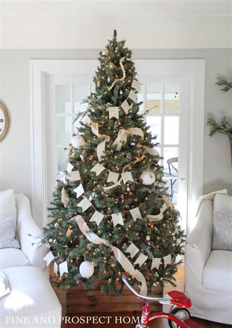 21 Best DIY Christmas Tree Garland Ideas to Try out in 2023