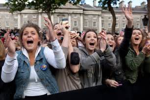 File:Women cheer Barack Obama in Dublin, Ireland.jpg - Wikimedia Commons