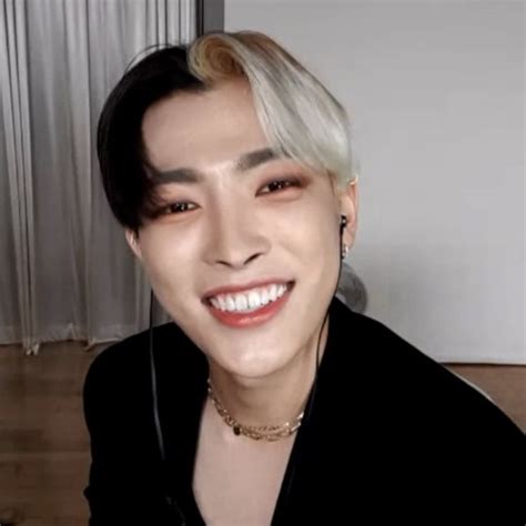 Pin di 𝒷𝓉𝓈𝒶𝓇𝓂𝓎 𝓀𝑜𝑜𝓀𝒾𝑒 su Ateez