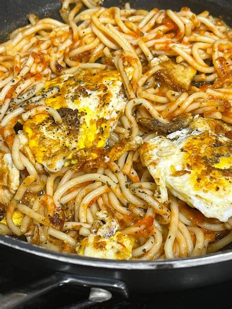 Fried Spaghetti Noodles With Eggs Using Leftover Pasta