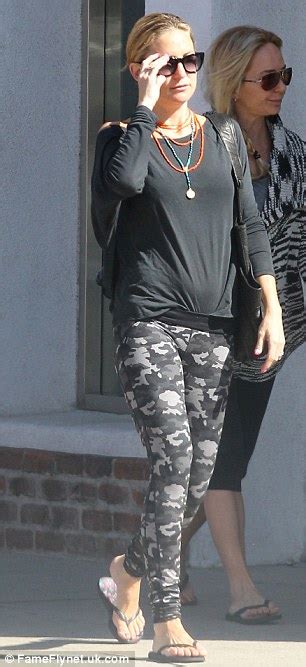 Kate Hudson shows off her slim physique in camouflage leggings | Daily ...