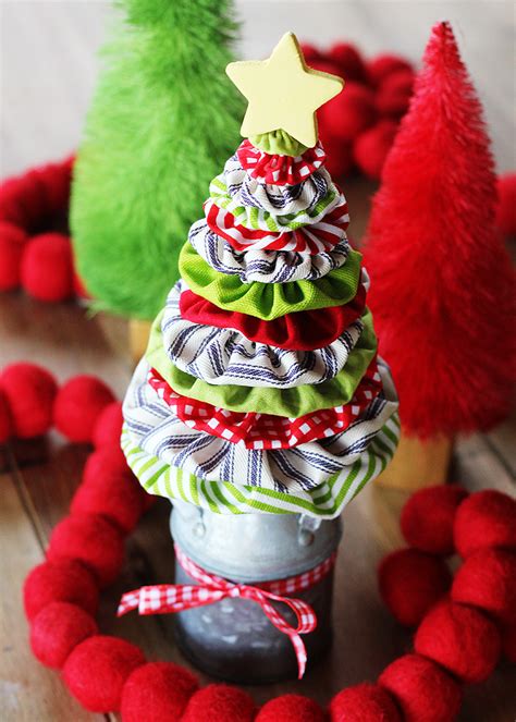 Fabric Yo Yo Christmas Tree - Positively Splendid {Crafts, Sewing, Recipes and Home Decor}