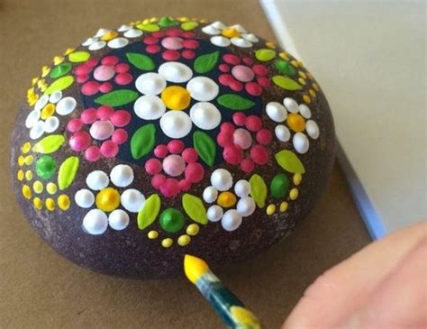 Galets décorés à la main - activité créative amusante pour petits et grands | Painted rocks diy ...