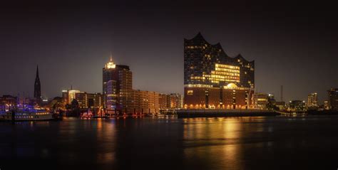 Die Elbphilharmonie in Hamburg bei Nacht Foto & Bild | architektur, deutschland, europe Bilder ...