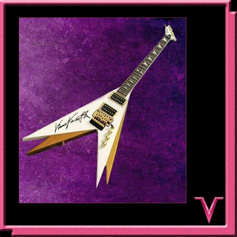 THE VINNIE VINCENT GUITARMAGEDDON DOUBLE V GUITAR – White/Gold – Vinnie Vincent