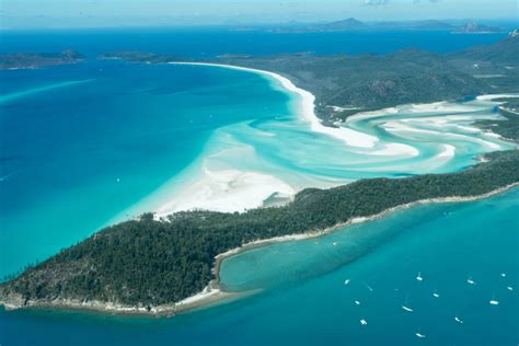 Flying and landing on the Great Barrier Reef and Whitsunday Islands