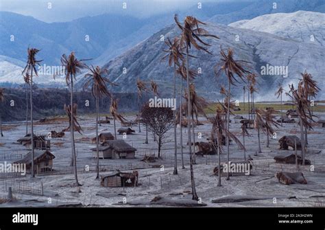 Pinatubo eruption 1991 hi-res stock photography and images - Alamy