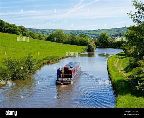 The Leeds and Liverpool Canal near Farnhill, North Yorkshire, England ...