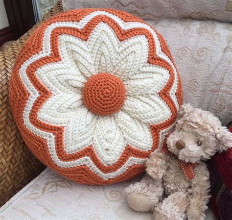 Retro Round Ripple Pillow pattern by Doris Yocum Turner | Crochet pillow pattern, Crochet pillow ...