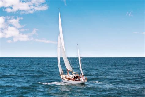 7 Top Sailboat Brands to Consider for Your Next Adventure - UrbanMatter