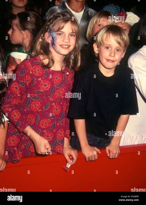 LOS ANGELES, CA - NOVEMBER 3: (L-R) Actress Anna Chlumsky and actor ...