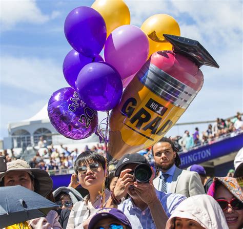 University of Washington students celebrate graduation day | The Seattle Times