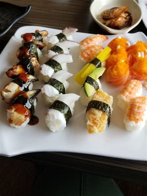 Sushi platter. | Sushi platter, Food, Sushi