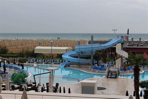 "Pool mit Wasserrutsche" Hotel Lido Bibione (Bibione) • HolidayCheck (Venetien | Italien)