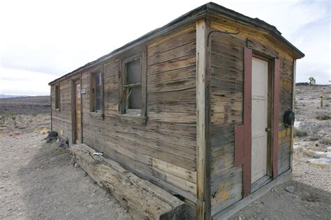 A mysterious cabin by Death Valley — ENVIRONMENTAL EYE