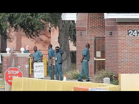 Todd Chrisley arrives at federal prison in Pensacola - YouTube