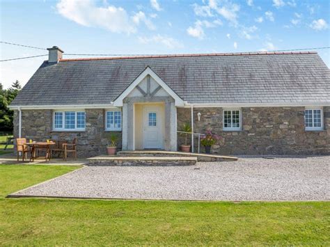 Moelfre Cottages - Bryn Awelon Y Bwthyn in Moelfre, near Benllech | Cottages.com