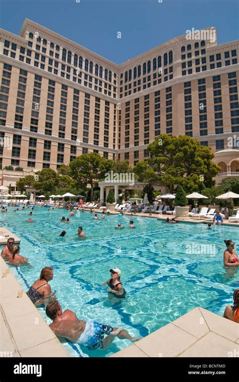 Luxurious swimming pool of the Bellagio Resort and Casino in Las Stock ...