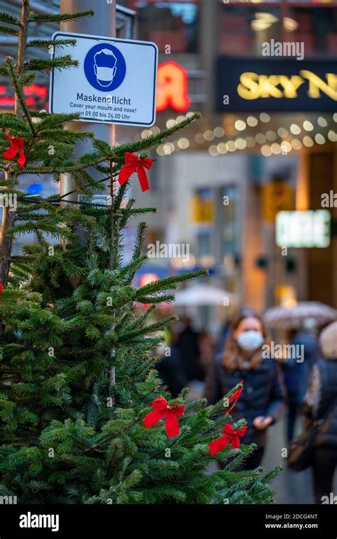 The city centre of Bochum, on the day of the opening of the Christmas light decoration, normally ...