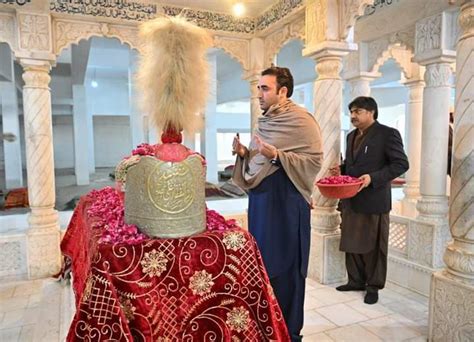 Bilawal visits mausoleum of Bhutto family martyrs