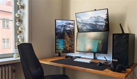 Scandinavian compact triple monitor setup : r/battlestations