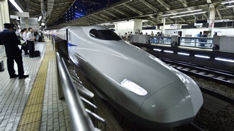 Apology after Japanese train departs 20 seconds early - BBC News