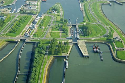 Terneuzen Middle Lock in Terneuzen, Zeeland, Netherlands - lock Reviews ...