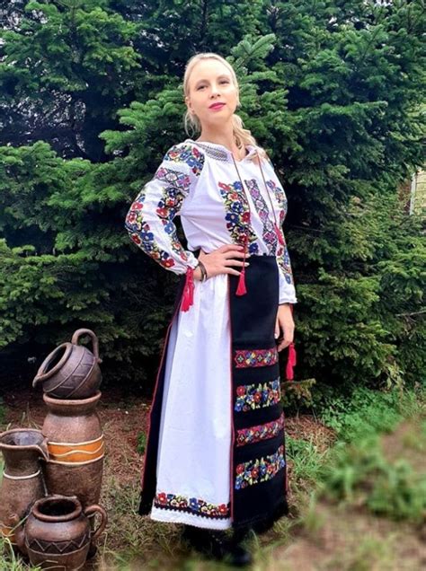 Romanian Traditional Clothing | Traditional outfits, Chic clothing style, Romanian clothing