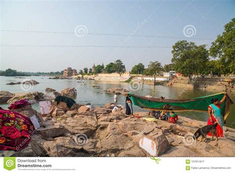 Women Washing Saree Clothings into the River at Orchha, Madhya Pradesh, India. Editorial ...