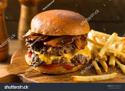 97 Bacon smash burger Images, Stock Photos & Vectors | Shutterstock